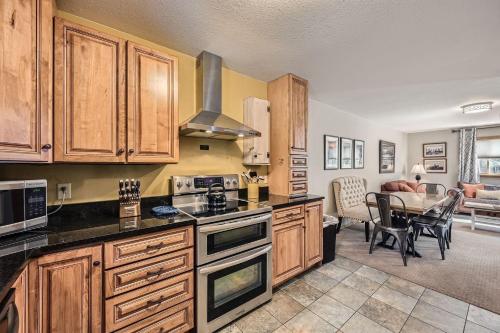 Una cocina con gabinetes de madera y un comedor con mesa. en Imperial View Cottage Home, en Breckenridge