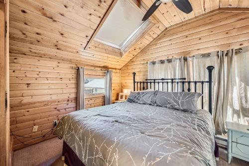 Un dormitorio con una cama en una pared de madera. en Imperial View Cottage Home, en Breckenridge