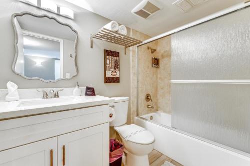 une salle de bain avec un lavabo, des toilettes et un miroir dans l'établissement Walk to Old Town Scottsdale Condo with Pool Access!, à Scottsdale
