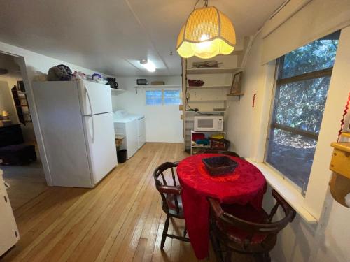 eine kleine Küche mit Tisch und Kühlschrank in der Unterkunft Relaxing Creek Cabin in Canton