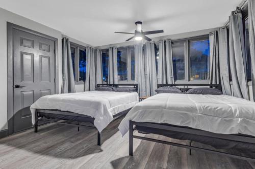 Ένα ή περισσότερα κρεβάτια σε δωμάτιο στο Renovated 6BR 2BA Minutes from Falls and Casino