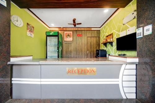 Una televisión o centro de entretenimiento en Hotel O Primes Residency