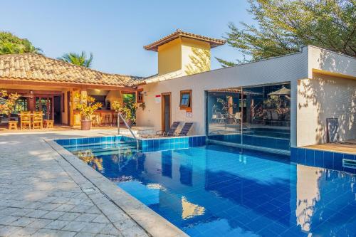 una villa con piscina y una casa en ¡Bz 51 Centro! Alto estándar, 4 Suites con/ Zona de ocio privada, en Búzios