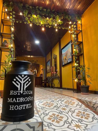 Certificado, premio, señal o documento que está expuesto en Madroño Hostel