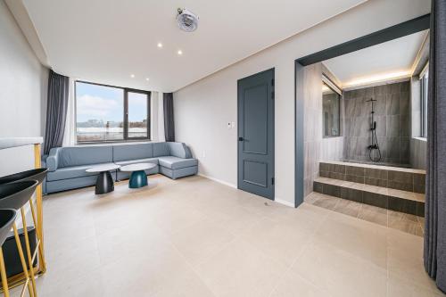 Postel nebo postele na pokoji v ubytování Ddosi Aewol Pool Villa