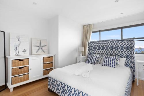 Ένα ή περισσότερα κρεβάτια σε δωμάτιο στο Seascape by Beach Stays