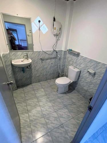 a bathroom with a toilet and a sink at Tao Thong Villa 1 in Koh Tao