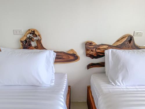 Una cama o camas en una habitación de Samet Nangshe Goodview