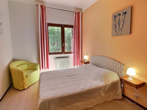 une chambre avec un lit, une chaise et une fenêtre dans l'établissement Charmante maison à Canet, proche commerces et parcs - FR-1-732-89, à Canet