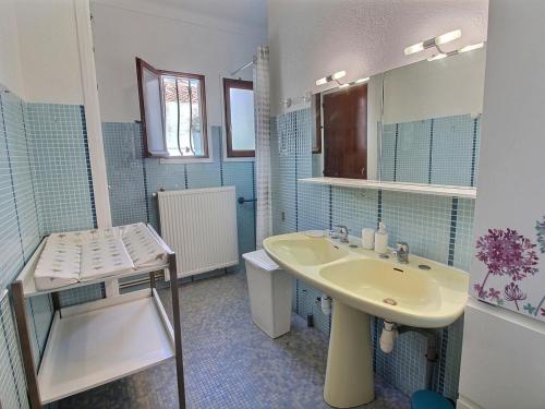 une salle de bain avec un lavabo et des toilettes dans l'établissement Charmante maison à Canet, proche commerces et parcs - FR-1-732-89, à Canet