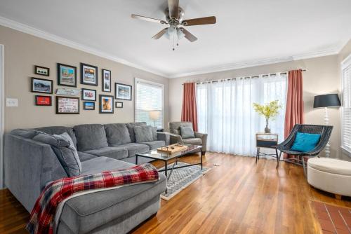Ruang duduk di Memories on Madison - Entire Home w/ Game Room & Outdoor Fire Pit (102 Madison Ter)