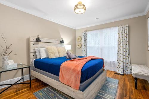 Katil atau katil-katil dalam bilik di Memories on Madison - Entire Home w/ Game Room & Outdoor Fire Pit (102 Madison Ter)