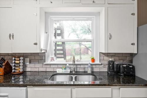 Dapur atau dapur kecil di Memories on Madison - Entire Home w/ Game Room & Outdoor Fire Pit (102 Madison Ter)