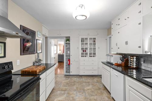 Dapur atau dapur kecil di Memories on Madison - Entire Home w/ Game Room & Outdoor Fire Pit (102 Madison Ter)