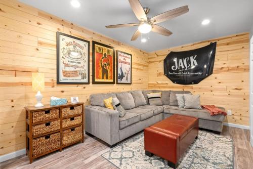 Ruang duduk di Memories on Madison - Entire Home w/ Game Room & Outdoor Fire Pit (102 Madison Ter)