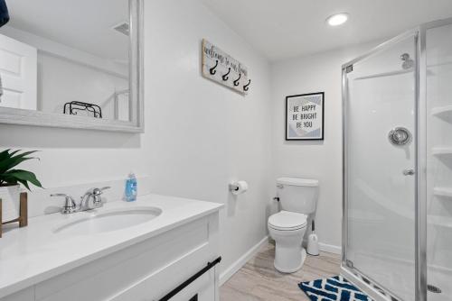Bilik mandi di Memories on Madison - Entire Home w/ Game Room & Outdoor Fire Pit (102 Madison Ter)