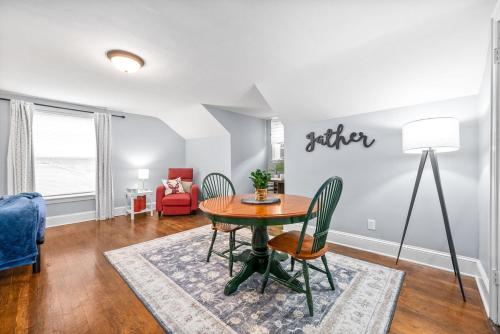 Ruang duduk di Memories on Madison - Entire Home w/ Game Room & Outdoor Fire Pit (102 Madison Ter)