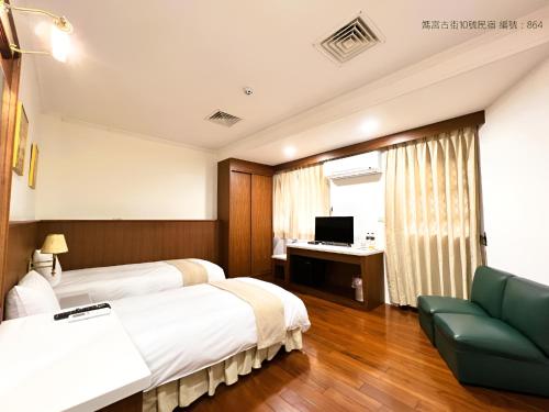 a hotel room with two beds and a couch at 媽宮古街10號 in Magong