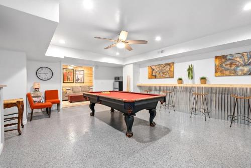 Fotografie z fotogalerie ubytování The Gameroom on Madison - Large Home Accommodates 12 Guests (102 Madison Ter) v destinaci Clarksville