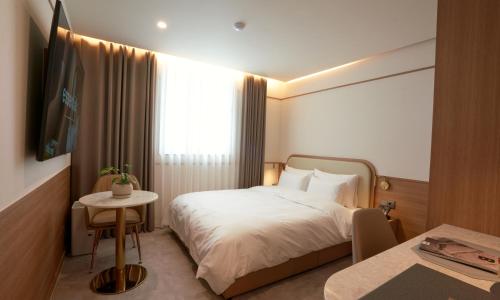 Postel nebo postele na pokoji v ubytování Brown Dot Hotel Gunsan Terminal Branch