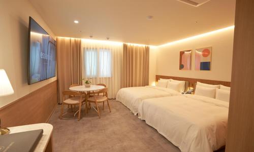 Postel nebo postele na pokoji v ubytování Brown Dot Hotel Gunsan Terminal Branch