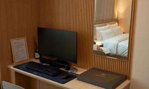 TV a/nebo společenská místnost v ubytování Brown Dot Hotel Gunsan Terminal Branch