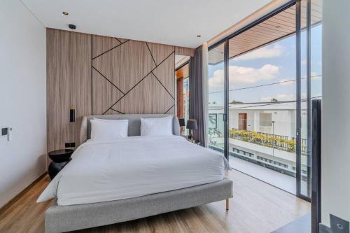 克罗柏坎Casa Estella Stunning 2BR in Umalas Canggu的一间带大床的卧室和一个阳台