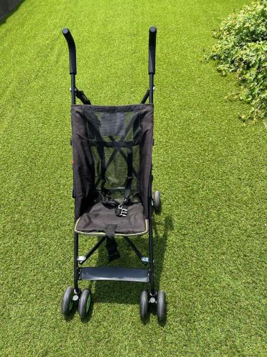 a black wheelchair sitting on a field of grass at 宿の夜夜 広々一棟貸し駐車場2台 浴室2箇所 大家族グループ旅行に最適 静かな環境 in Omihachiman