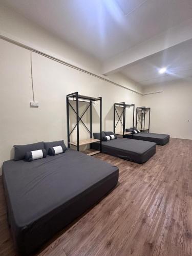 three beds are lined up in a room at Leo66 Guesthouse in Kampung Tanjung Agas