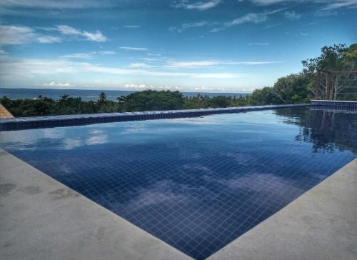 Kolam renang di atau dekat dengan Apartamento Absolute Contemporâneo e piscina com borda infinita