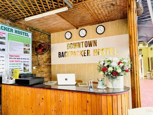 un ristorante con una scrivania con un computer portatile e orologi di Downtown Backpacker Hostel a Ninh Binh