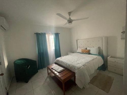 a bedroom with a bed and a ceiling fan at Apartamento acogedor in Sabana Grande