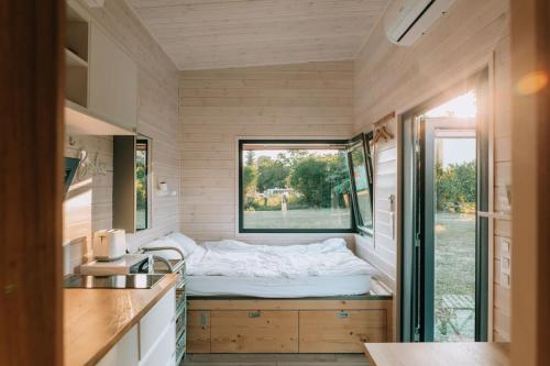 Cette petite caravane dispose d'une fenêtre. dans l'établissement Loire River Tranquility by Tiny Away, à Saint-Pryvé-Saint-Mesmin