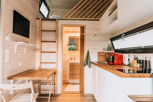 Cette petite maison dispose d'une cuisine et d'une table. dans l'établissement Loire River Tranquility by Tiny Away, à Saint-Pryvé-Saint-Mesmin