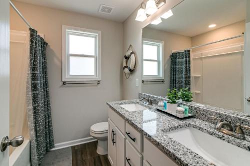 Ένα μπάνιο στο Franklin Haven by Johnathan (1010 Franklin, #B)
