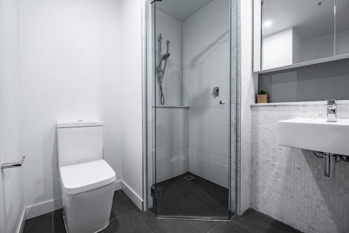 Un baño de 3br2ba Apt In Footscarypoolcar Parkwifi