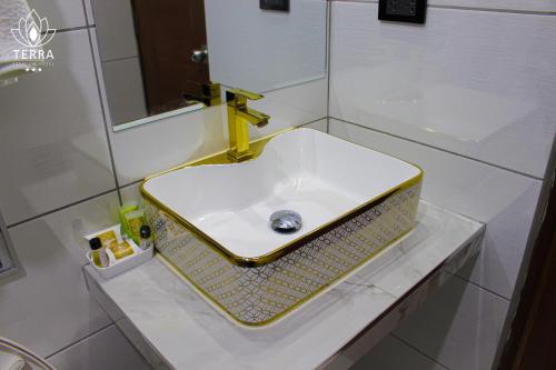 Bilik mandi di Terra Premium Hotel