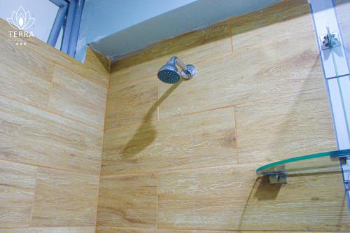 Bilik mandi di Terra Premium Hotel