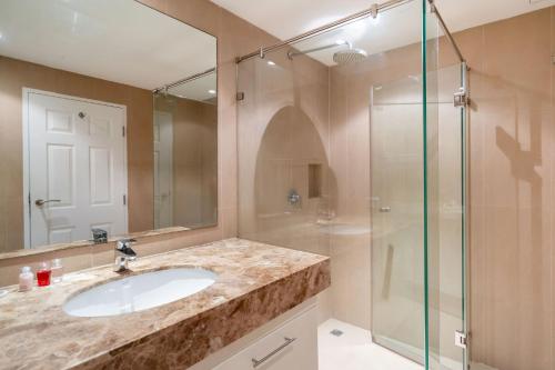 Ένα μπάνιο στο Mountain View Apt, High Speed Internet - 1BR-Karon