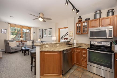 Η κουζίνα ή μικρή κουζίνα στο Value Unit 1422 - 2BR - Zephyr Mountain Lodge condo