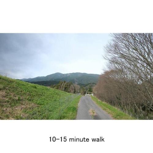 a picture of a dirt road in the middle of a field at Cochi Stay, for architecture lovers in Nagara