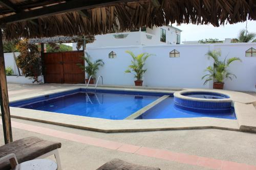 - une piscine dans une cour avec une maison dans l'établissement Casa Aventura, à San Clemente