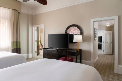 Ένα ή περισσότερα κρεβάτια σε δωμάτιο στο The Royal Hawaiian, A Luxury Collection Resort, Waikiki