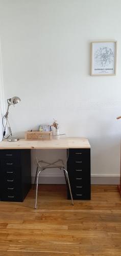 - un bureau avec une lampe et un bureau avec une chaise dans l'établissement Appartement proche centre-ville, à Chamalières