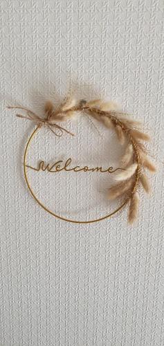 une plume sur une table avec le mot sous-scientifique dans l'établissement Appartement proche centre-ville, à Chamalières