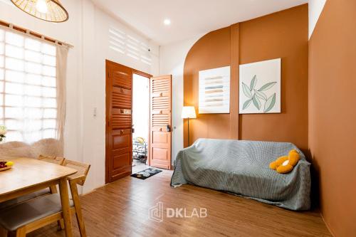 ein Schlafzimmer mit einem Bett, einem Tisch und einem Schreibtisch in der Unterkunft Double N Homestay in Ho-Chi-Minh-Stadt