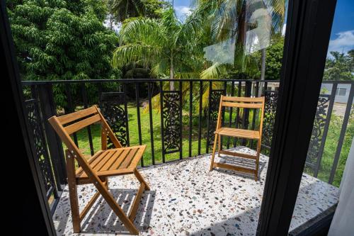 Un balcón o terraza en Garden of Eden Hotel