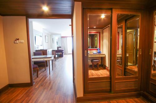 a hallway with a dining room and a living room at Golden Tulip Sovereign Hotel Bangkok in Bangkok