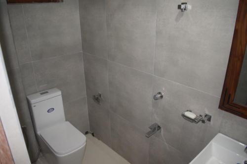 une salle de bains avec toilettes et lavabo dans l'établissement Shenu Resort, à Mawella