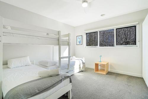 ポート・フェアリーにあるPort Retreatの白い部屋 ベッド2台 窓2つ付